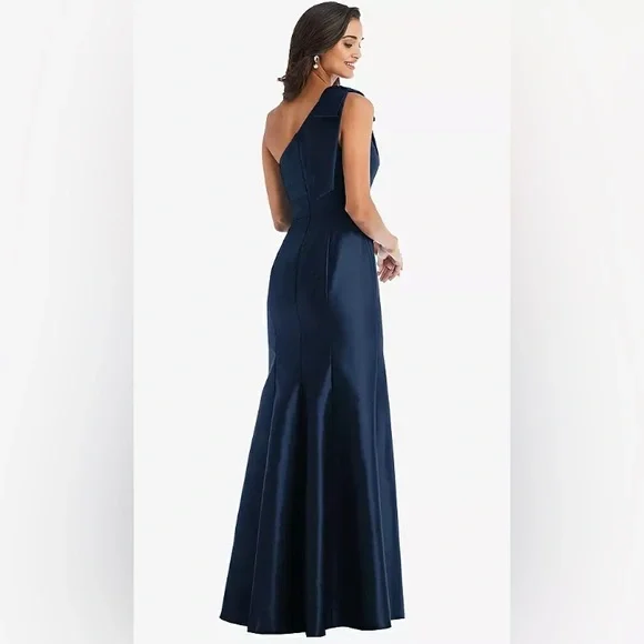 NWT Alfred Sung Bow One-Shoulder Satin Trumpet Gown in Navy, D794, Size 12R - Picture 3 of 15